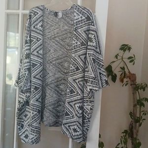 Shawl/Cardigan with short sleeves